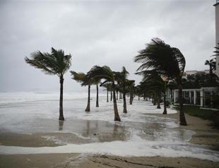 Dangerous hurricane hits Mexico Pacific resorts