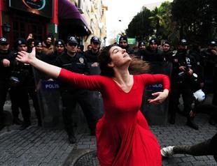 Police backed by riot squad raid communal house in Istanbul