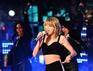 Taylor Swift, crystal orb usher in 2015 in New York