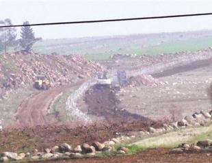 Turkey digs trenches at border against ISIL