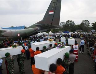 Search teams battle rough weather in hunt for AirAsia wreck