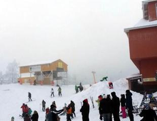 VIDEO: Two tourists injured after being trapped under snow fell from roof at Turkey skii center