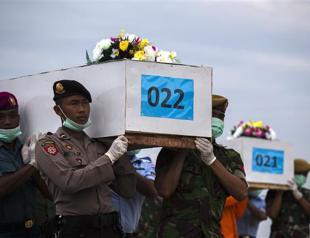 Four large parts of crashed AirAsia jet found on sea floor