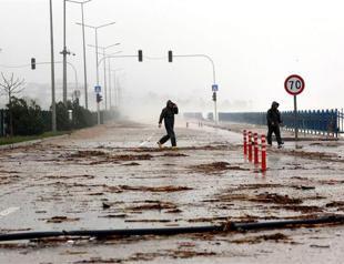 Floods hit Turkey’s southwestern coast, killing one