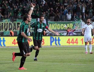 ‘Greek God’ Gekas fires minnow Akhisarspor to Super League summit