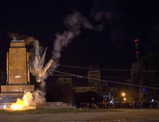 Ukrainian nationalists topple massive Lenin in Kharkiv
