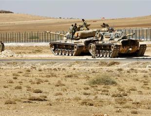 Turkish tanks take up position on Syrian border next to besieged Kurdish town