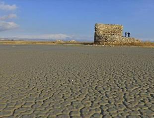 Drought in Lake Van exposes long-submerged Ottoman structures