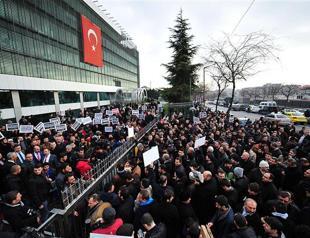 Turkish police raid newspaper, detain editor-in-chief, head of broadcaster