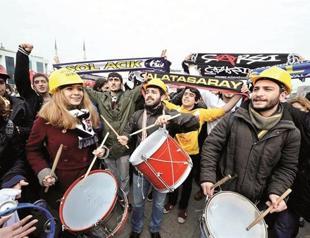 Protests, solidarity mark beginning of coup-plot case against Turkish fan group çArşı