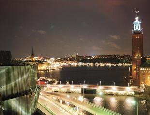 Perusing Stockholm on the eve of Christmas