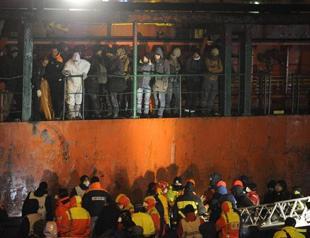Italy finds 700 migrants on drifting ship