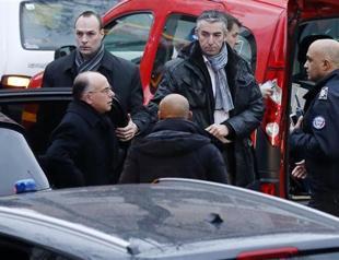 Policewoman shot by gunman near Paris dies