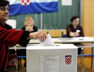 Struggling Croatia holds tight presidential run-off