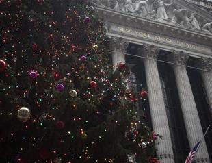 Dollar strengthens as US growth lifts holiday mood