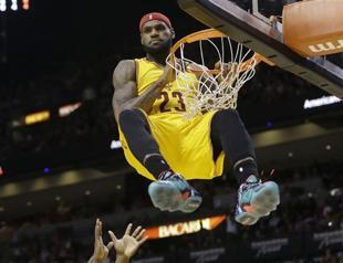LeBron James seizes lead in all-star voting