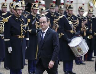Frances Hollande says euro zone membership up to Greeks