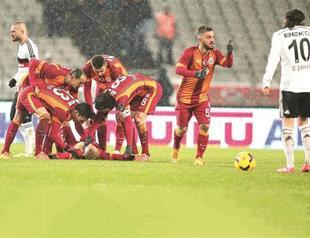 Beşiktaş loses derby, league lead