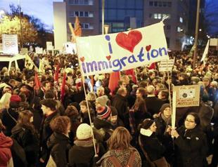 Thousands of Germans protest against anti-Islam rallies