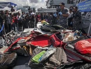 Divers descend to AirAsia wreckage as weather clears