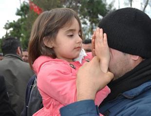 5-year-old comforts father as thousands laid off at New Year’s in Turkey