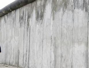 Merkel says fall of Berlin Wall proves dreams can come true