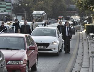 Police officer mistakes mourner standing to commemorate Atatürk as protester