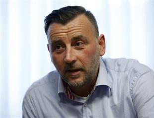 German anti-Islam leader resigns after Hitler, refugee posts