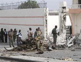 Suicide car bomb targets Mogadishu hotel as Turks meet on eve of Erdoğan visit