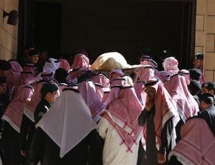 Saudi buries King Abdullah, Salman takes throne