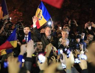 Romanias anti-graft mayor wins shock presidential victory