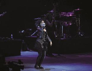 Demi Lovato encourages young fans in Istanbul