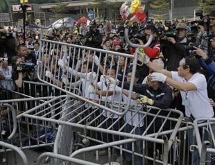 Hong Kong authorities begin clearing main protest camp