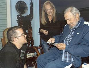 Cuba publishes first photos of Fidel Castro in nearly six months
