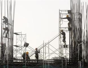 Tehran sweetens oil deals to counter sanctions, oil plunge