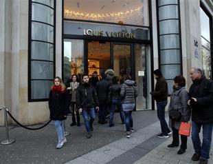 France passes law to open up Sunday shopping