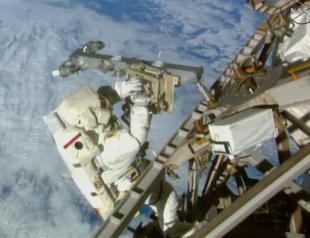 US astronauts begin spacewalk at orbiting lab