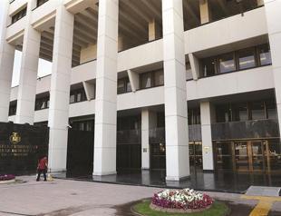 Interest rate-foreign exchange rate conflict under the shadow of politics