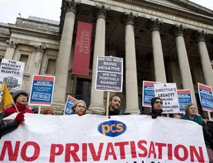 Staff at UKs National Gallery begin five-day strike