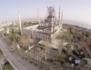 Istanbul’s historical Blue Mosque’s minaret shifted
