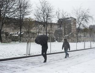 Istanbul braces for more snow as traffic disrupted with accidents