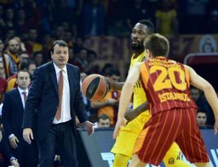 Galatasaray coach faces pressure for slapping his player