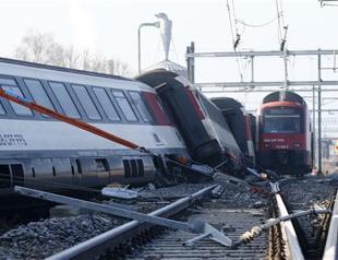 Five hurt as trains collide in Switzerland