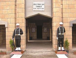 Turkish troops guarding historic tomb in Syria not trapped by jihadists, FM says