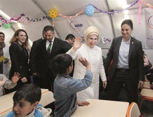 Turkey’s first lady visits new refugee camp on Syrian border