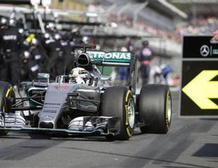 Hamilton edges Rosberg to win in Australia