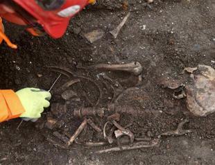 Archaeologists dig up 3,000 skeletons at London site