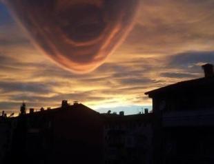 Rare cloud formation observed in western Turkey