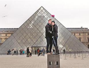 Selfie sticks banned in museums
