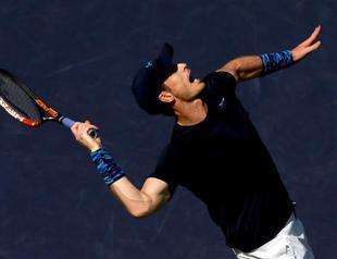 Murray cruises, Djokovic gets free pass into semis